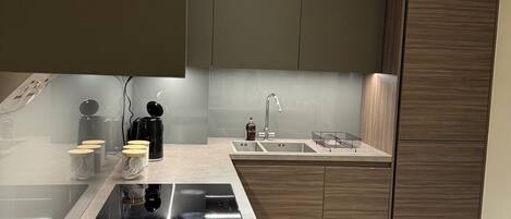 Microondas, horno, placa de cocina, lavavajillas