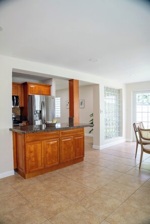 Fridge, microwave, oven, stovetop - Lovely 3-bedroom house with pool in vibrant Miami (Miami)