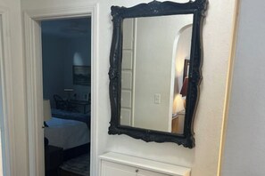 2 chambres, coffres-forts dans les chambres, bureau