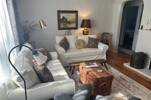 Smart TV, chimenea, libros y biblioteca musical 