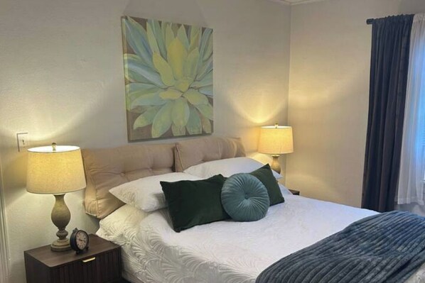 2 habitaciones, caja de seguridad en la habitación y escritorio 