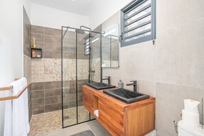 Shower, hair dryer, towels - Luxury villa for 10 with amazing views (Le Diamant)