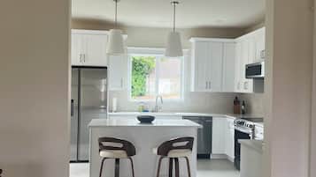 Microondas, horno, parrilla de estufa y lavavajillas