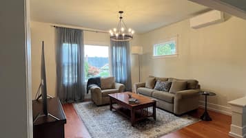 Televisión y chimenea