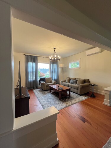 Newly remodeled and centrally located Tacoma Craftsman close to UPS