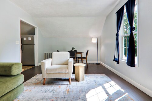 Safe, Pet Friendly, Fully Furnished Detached Garage Guesthouse