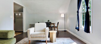 Safe, No Cleaning Fee, Fully Furnished Detached Garage Guesthouse