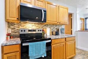 Jääkaappi, mikroaaltouuni, uuni, liesi