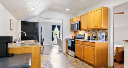 Fall Promo: NO Cleaning Fee! Fully Furnished Detached Garage Guesthouse