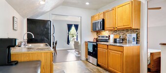 Fall Promo: NO Cleaning Fee! Fully Furnished Detached Garage Guesthouse