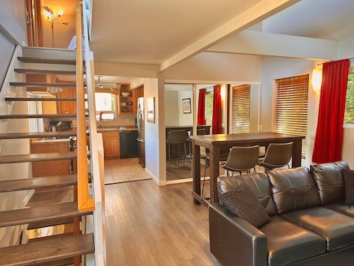 Oceanview Retreat – Walk to Beach, Dog-Friendly