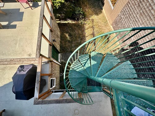 Oceanview Retreat – Walk to Beach, Dog-Friendly