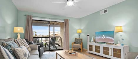 コンドミニアム ベッド (複数台) バルコニー ガーデンビュー (Lei Lani MT117) | リビング エリア | 42 インチの薄型テレビ (デジタル放送視聴可)