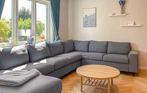 Smart TV, fireplace, video game console - 5 bedroom lovely home in Värnamo (Värnamo)