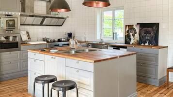 Réfrigérateur, plaque de cuisson, lave-vaisselle, cafetiÚre/bouilloire