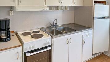 Fridge, stovetop, coffee/tea maker