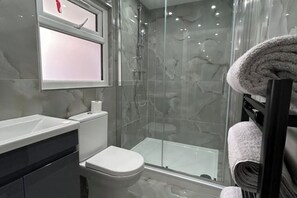 Dusche, Handtücher, Seife, Toilettenpapier