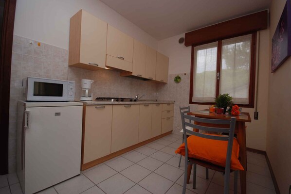 Réfrigérateur, four à micro-ondes, surface de cuisson, cafetière-théière