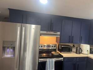 Een magnetron, een oven, een kookplaat, een vaatwasser