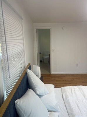 3 slaapkamers, een strijkplank/strijkijzer, gratis wifi, beddengoed