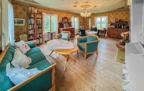 TV, fireplace - Beautiful home in Gunnarsbytorp with sauna (Gunnarsbytorp)