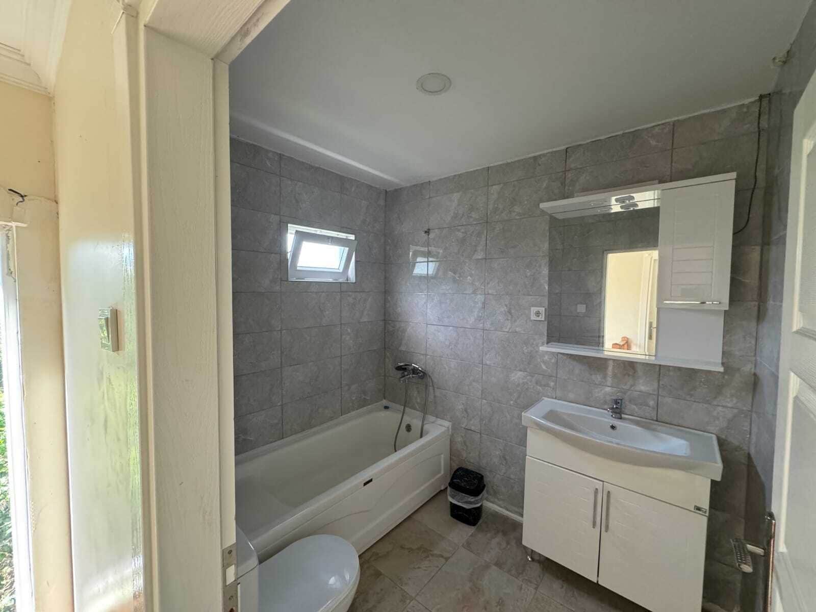 Villa Familiale, vue piscine | Salle de bain