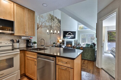 Trailside Loft at Pico | Ski-In/Out Condo w/ Loft + 2BR | Steps to Lift