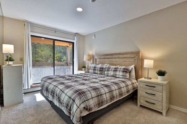 2 bedrooms, iron/ironing board, free WiFi, bed sheets - Trailside Loft at Pico | Ski-In/Out Condo w/ Loft + 2BR | Steps to Lift (Killington)