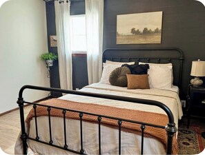 3 室のベッドルーム、デスク、アイロン / アイロン台、ベッドシーツ