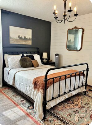 3 bedrooms, desk, iron/ironing board, bed sheets