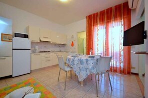 Kühlschrank, Mikrowelle, Herdplatte