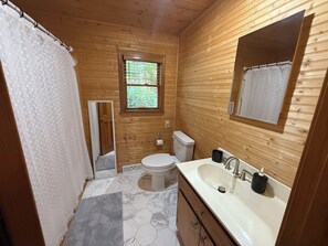 シャワー、タオル、石鹸、トイレットペーパー