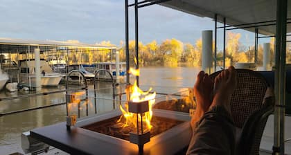 “Cozy Docked Houseboat Stay – Minutes from Golden 1 & Aftershock”