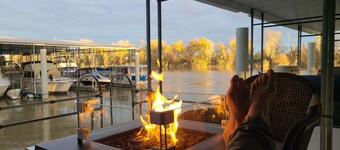 “Cozy Docked Houseboat Stay – Minutes from Golden 1 & Aftershock”