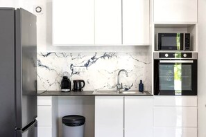 Fridge, microwave, oven, cookware/dishes/utensils - Elegant T3 with pool and panoramic view (Case-Pilote)