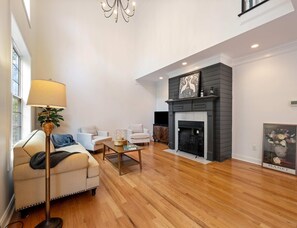 Casa, varias camas, patio, vista al jardín (Thompson's Station Serenity) | Área de sala de estar | Televisión de pantalla plana de 42 pulgadas con canales digitales 