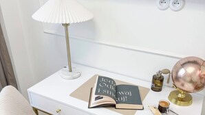 Et moderne skrivebord med et verdenskort, en bog og en lampe.