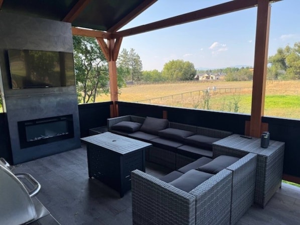 Smart TV, table tennis, books