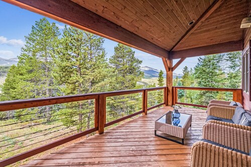 Little Bear Lodge: Large Highlands Home, Private Hot Tub, Pet Friendly, Great Views!