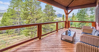 Little Bear Lodge: Large Highlands Home, Private Hot Tub, Pet Friendly, Great Views!