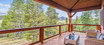 Little Bear Lodge: Large Highlands Home, Private Hot Tub, Pet Friendly, Great Views!