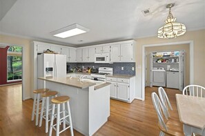 Mikrobølgeovn, ovn, kokeplater og oppvaskmaskin