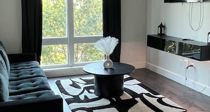 Chic 1-bedroom apartment City-View Luxe Stay 7 Mins to Mercedes-Benz