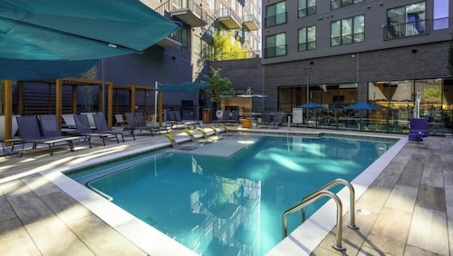 Chic 1-bedroom apartment City-View Luxe Stay 7 Mins to Mercedes-Benz