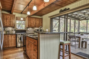 Fridge, microwave, oven, stovetop - Scenic Vistas, Family Cookouts, Fireside Sips, Foosball Tournaments & Golf Swings - Good Times (Jasper)