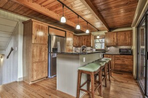 Fridge, microwave, oven, stovetop - Scenic Vistas, Family Cookouts, Fireside Sips, Foosball Tournaments & Golf Swings - Good Times (Jasper)