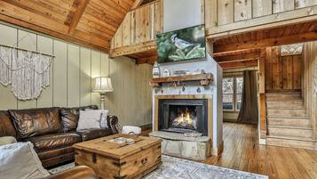 Televisión, chimenea, futbolito