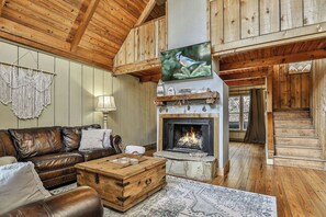 TV, fireplace, foosball - Scenic Vistas, Family Cookouts, Fireside Sips, Foosball Tournaments & Golf Swings - Good Times (Jasper)