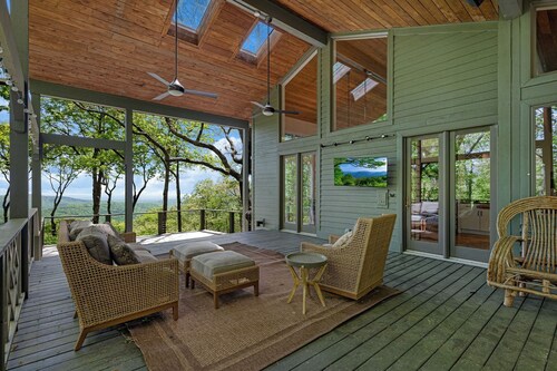 Mountain Views, Fireside Sips, Game Nights, Spa Baths, Trail Treks & Pool Swims - Heaven and Earth