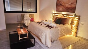4 habitaciones, tabla de planchar con plancha, wifi y ropa de cama